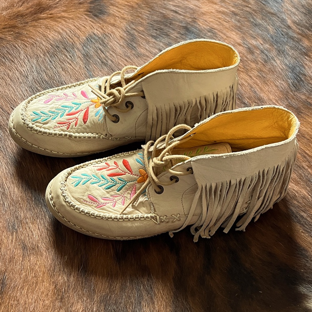 Cinch Women’s Moccasins Size 9 Embroidered